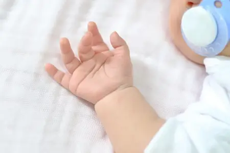 Şəmkirdə körpə qızdırmadan öldü
