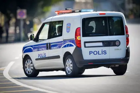 Polislər hamilə qadını xəstəxanaya belə çatdırdılar – VİDEO