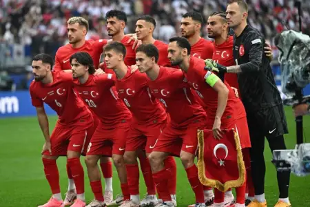 Türkiyə azarkeşlərindən təyyarədə coşğu 