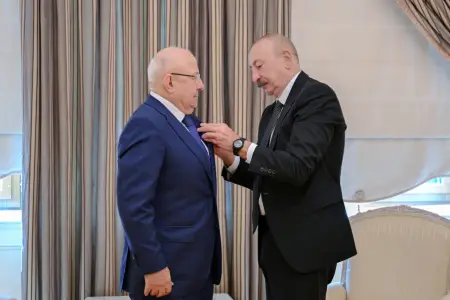 İlham Əliyev Qurban Qurbanova "Dostluq" ordenini təqdim etdi