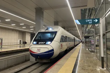 İstanbulda hava limanına gedən metro qatarı relsdən çıxdı