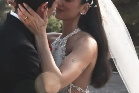Dua Lipa toyundan fotolar paylaşdı