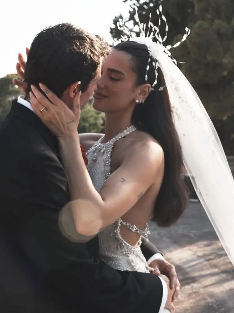 Dua Lipa toyundan fotolar paylaşdı