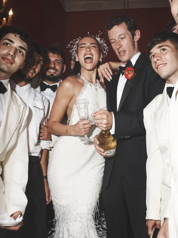 Dua Lipa toyundan fotolar paylaşdı