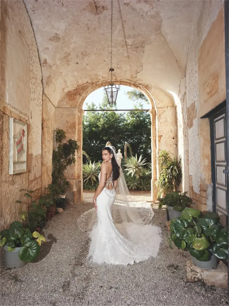 Dua Lipa toyundan fotolar paylaşdı