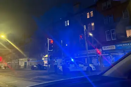Yarıçılpaq şəxs küçədə insanlara hücum etdi – Bu ölkədə