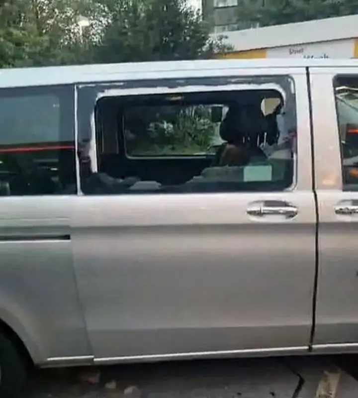 Yarıçılpaq şəxs küçədə insanlara hücum etdi – Bu ölkədə