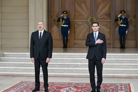 Prezident həmkarını qarşıladı