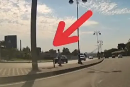 Yolda təhlükə yaradan piyada saxlanıldı - Video