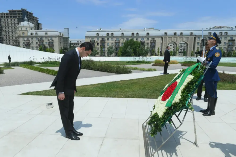 Türkmənistan Prezidenti Zəfər parkını ziyarət etdi