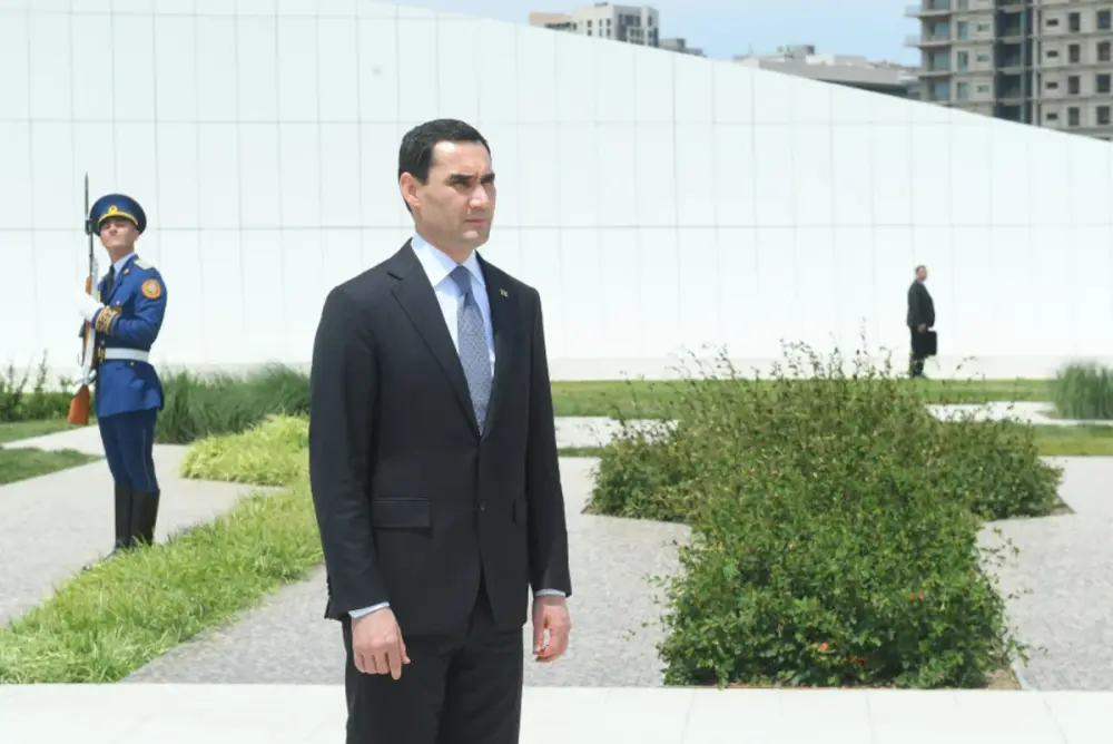 Türkmənistan Prezidenti Zəfər parkını ziyarət etdi