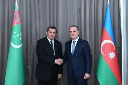 Ceyhun Bayramov türkmənistanlı həmkarı ilə əməkdaşlıq məsələlərini müzakirə etdi