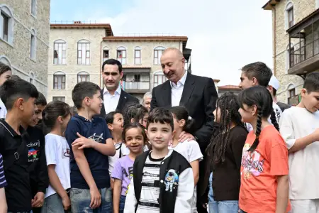 Prezidentlərin Şuşada uşaqlarla səmimi görüşü - VİDEO