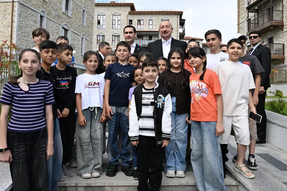 Prezidentlərin Şuşada uşaqlarla səmimi görüşü - VİDEO
