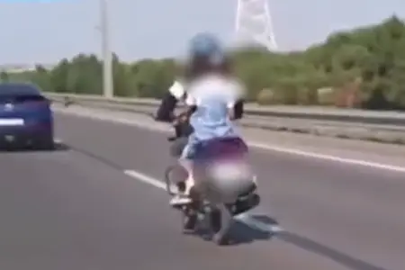 Övladını təhlükəli şəkildə daşıyan motosiklet sürücüsü saxlanıldı