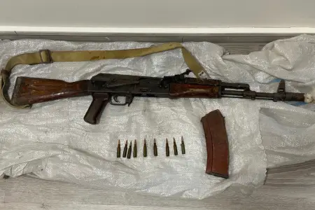 Nərimanovda torpağa basdırılmış avtomat tapıldı