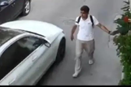Telefonunu maşına çırpıb pul tələb edirdi, saxlanıldı - Video