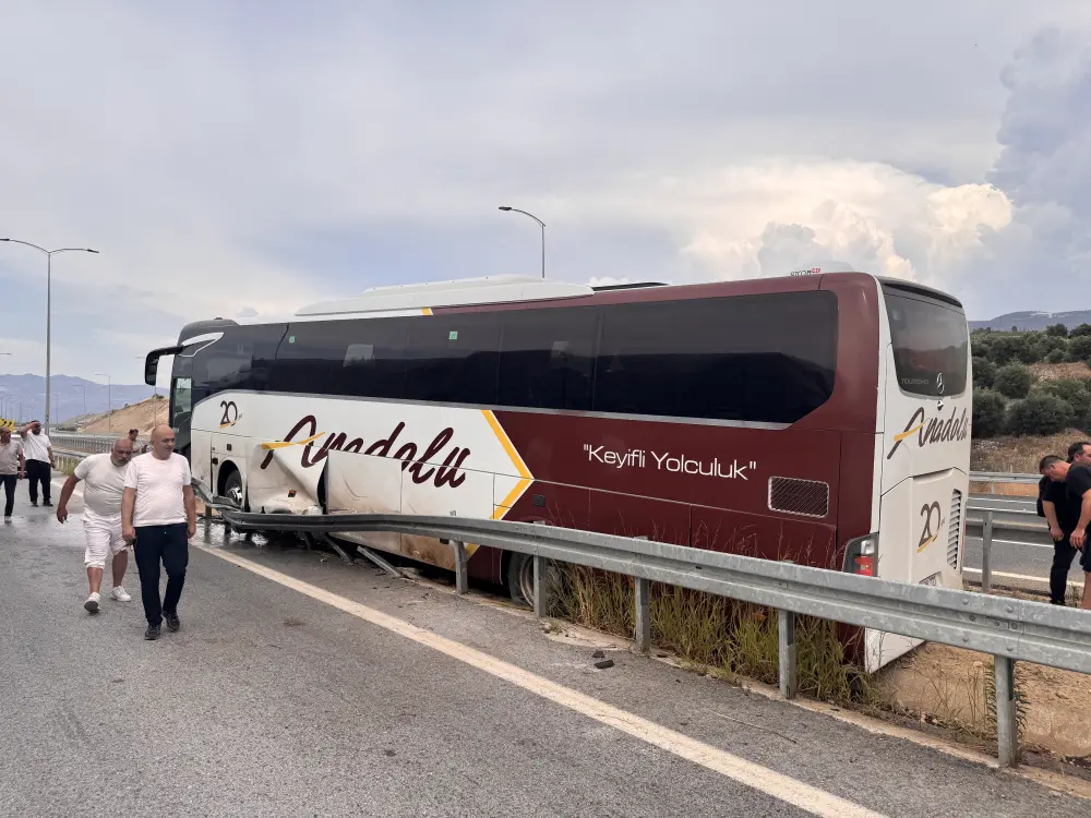 Türkiyədə minik avtomobili ilə avtobus toqquşdu, yaralılar var – FOTOLAR