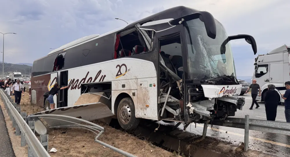 Türkiyədə minik avtomobili ilə avtobus toqquşdu, yaralılar var – FOTOLAR