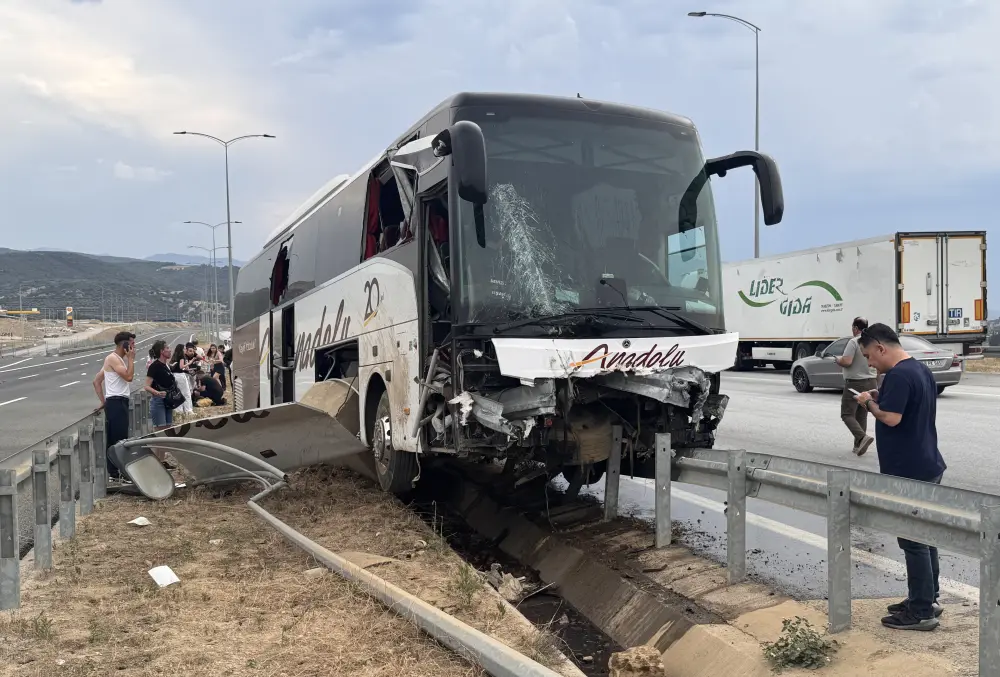 Türkiyədə minik avtomobili ilə avtobus toqquşdu, yaralılar var – FOTOLAR