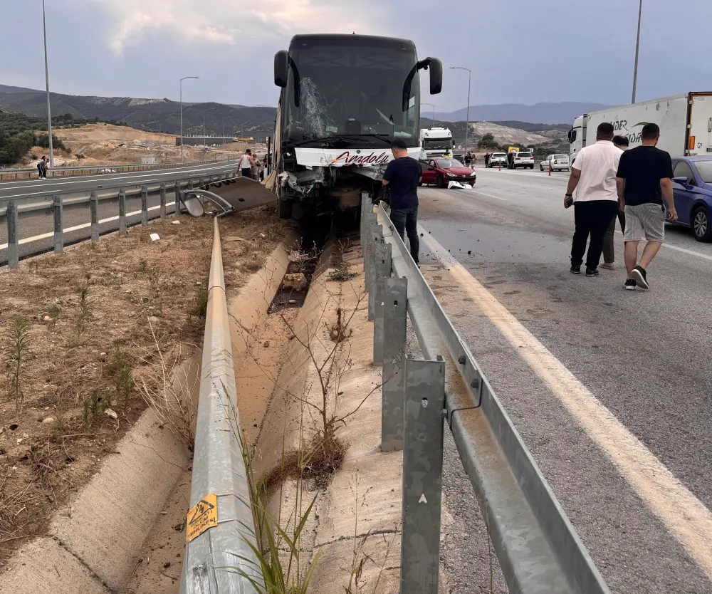 Türkiyədə minik avtomobili ilə avtobus toqquşdu, yaralılar var – FOTOLAR