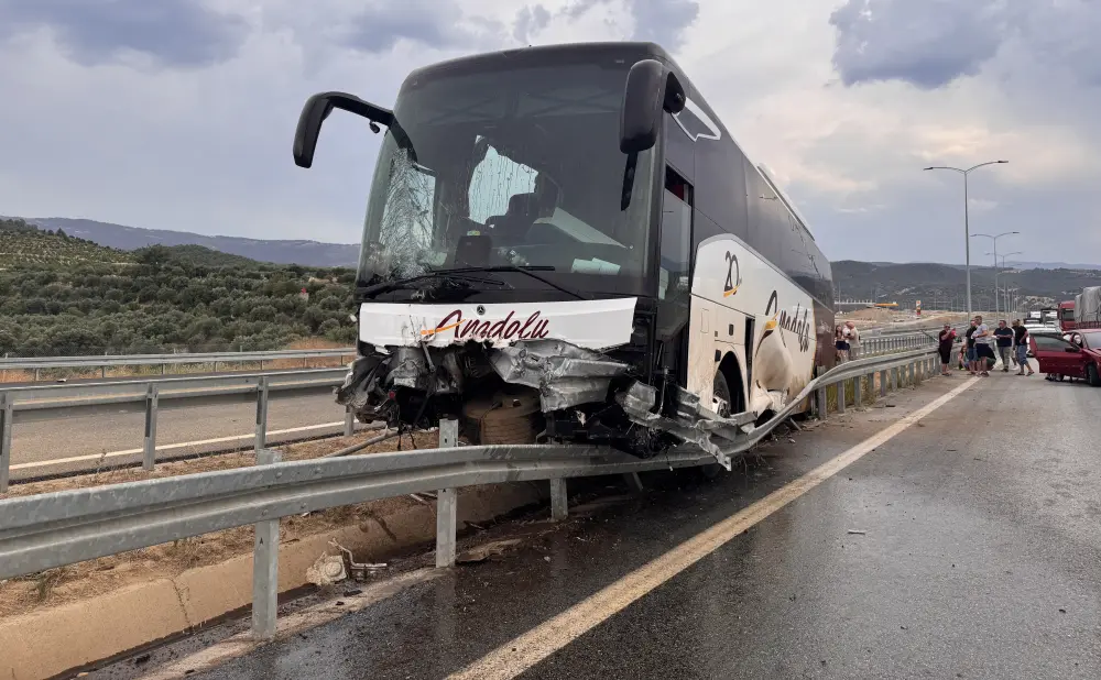 Türkiyədə minik avtomobili ilə avtobus toqquşdu, yaralılar var – FOTOLAR