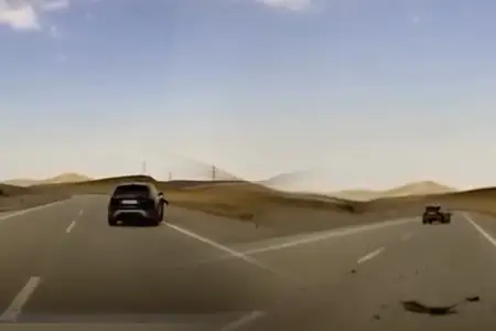 Bakı-Şamaxı yolunda DƏHŞƏT: Avtomobilin təkəri çıxaraq "Range Rover"ə çırpıldı - ANBAAN VİDEO