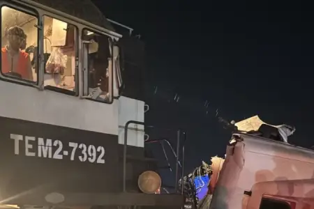 Sumqayıtda teplovoz yanacaq daşıyan yük maşını ilə toqquşdu - FOTO