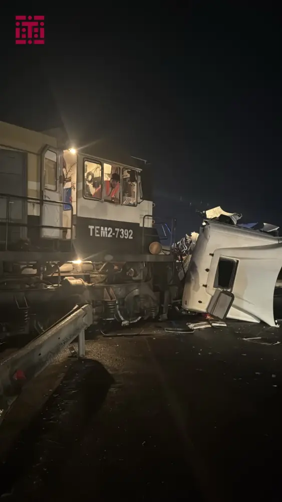 Sumqayıtda teplovoz yanacaq daşıyan yük maşını ilə toqquşdu - FOTO
