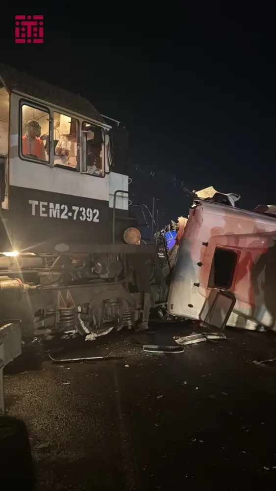 Sumqayıtda teplovoz yanacaq daşıyan yük maşını ilə toqquşdu - FOTO