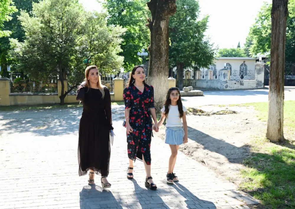 Leyla Əliyeva Məhəmməd Füzuli adına parkda görülən işlərlə tanış oldu