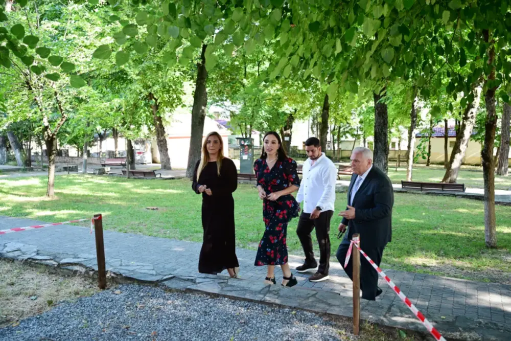 Leyla Əliyeva Məhəmməd Füzuli adına parkda görülən işlərlə tanış oldu