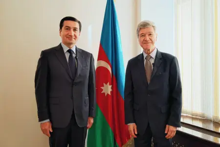Hikmət Hacıyev professor Ceffri Saks ilə görüşdü