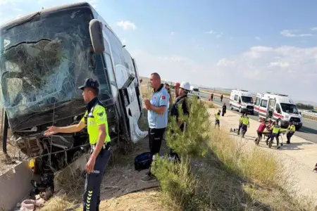 Türkiyədə İraqa gedən avtobus qəzaya düşdü, 40 nəfər yaralandı