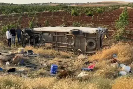 Türkiyədə mikroavtobus dərəyə aşdı, 22 nəfər xəsarət aldı