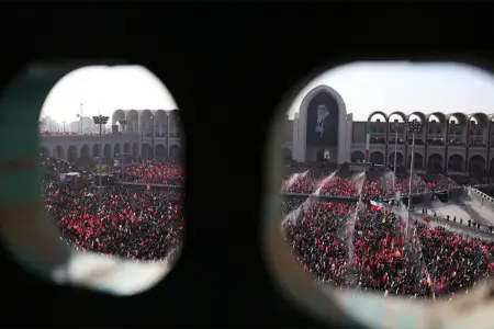 Xalq Xamenei ilə vidalaşır - Video