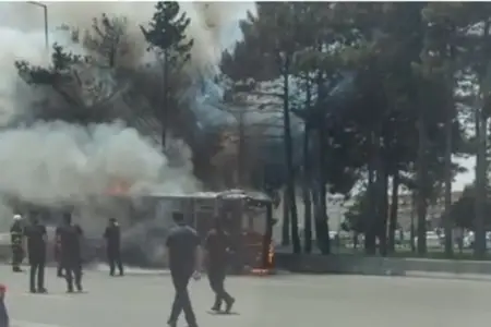 Bakıda avtobus yandı - VİDEO