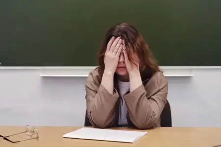 Müəllimi şantaj üçün açıq-saçıq fotolarını direktora göstərib...
