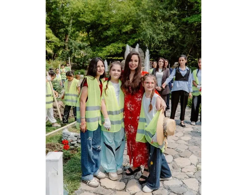 Leyla Əliyeva uşaqlarla ağac əkdi - Fotolar