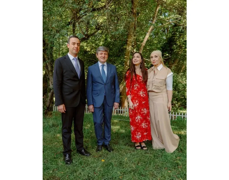 Leyla Əliyeva uşaqlarla ağac əkdi - Fotolar