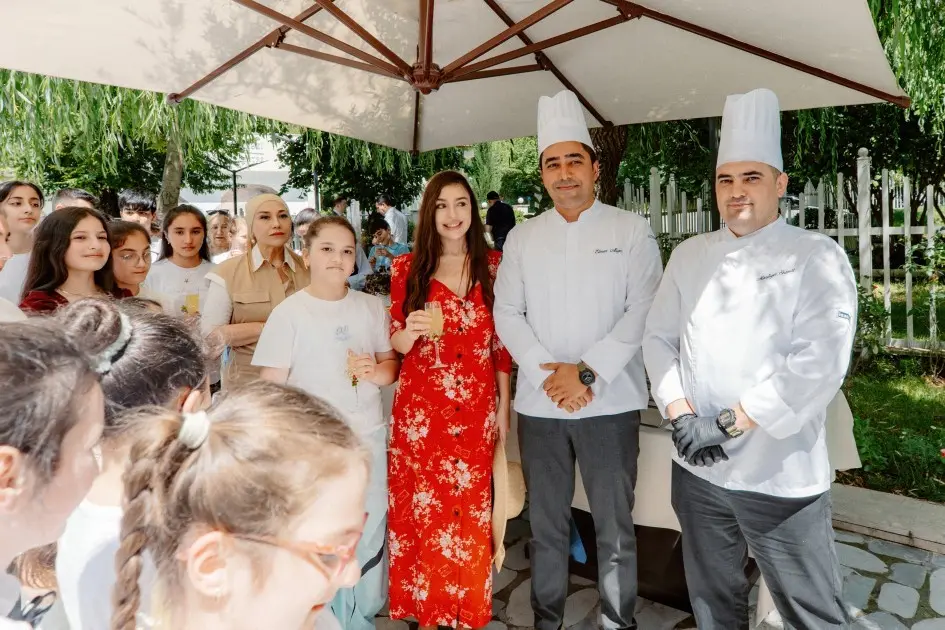 Leyla Əliyeva uşaqlarla ağac əkdi - Fotolar