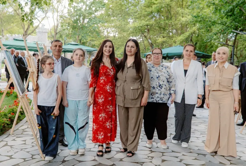 Leyla Əliyeva uşaqlarla ağac əkdi - Fotolar