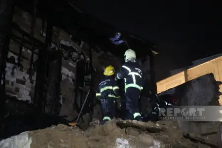 Bakıda ikimərtəbəli ev yanıb kül oldu