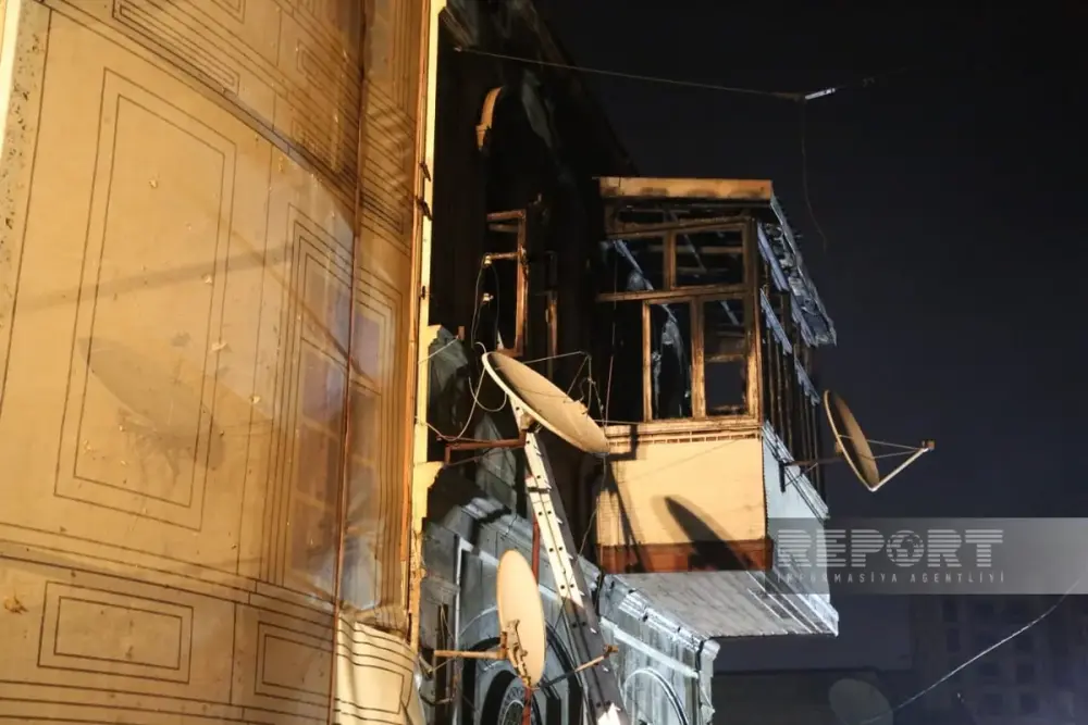 Bakıda ikimərtəbəli ev yanıb kül oldu
