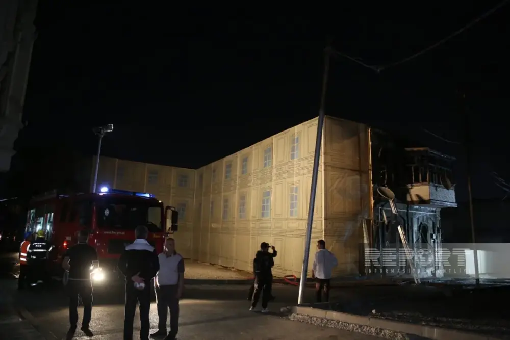 Bakıda ikimərtəbəli ev yanıb kül oldu