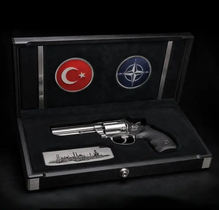 Ərdoğan NATO sammiti iştirakçılarına silah hədiyyə etdi