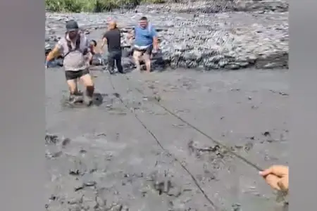 Çaya sel gəldi, 5 nəfər təhlükə ilə üz-üzə qaldı - Video