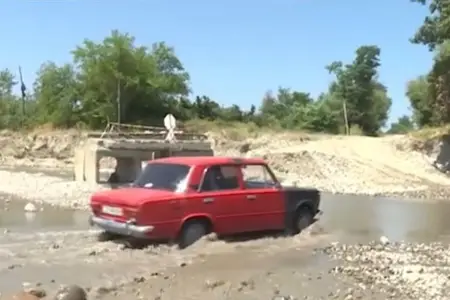 Üç min vətəndaşın yolu uzanıb - 4 aydır tədbir görülmür-Video