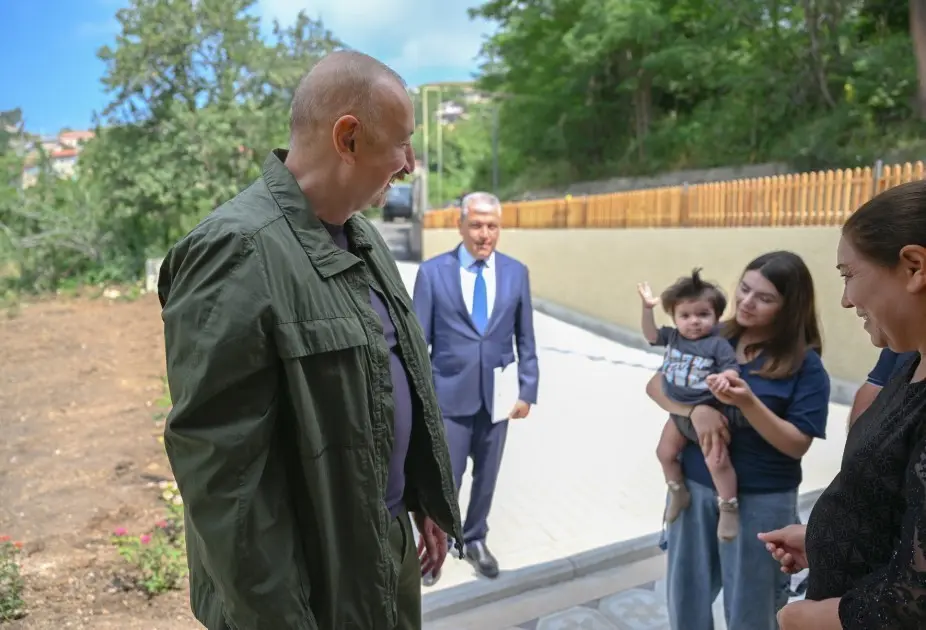 Prezident Kiçik Qaladərəsində sakinlərlə görüşdü - FOTO