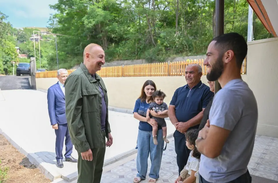 Prezident Kiçik Qaladərəsində sakinlərlə görüşdü - FOTO